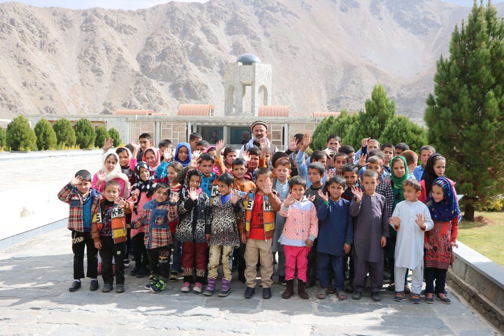 Group-Photo-of-the-children-before-going-to-tomb-5-min